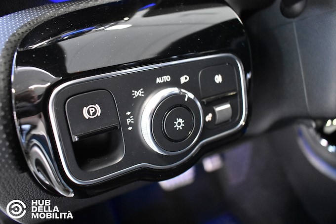 MERCEDES-BENZ A 200 d Automatic Premium